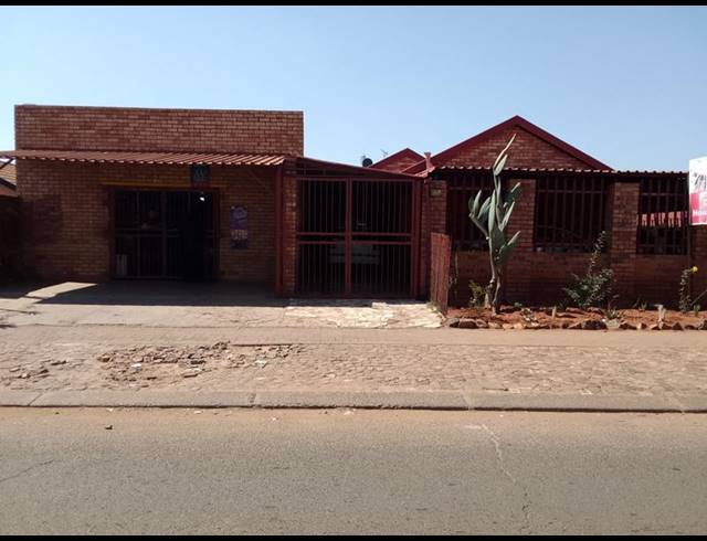 3 BEDROOM HOUSE FOR SALE IN LENASIA EXT 13